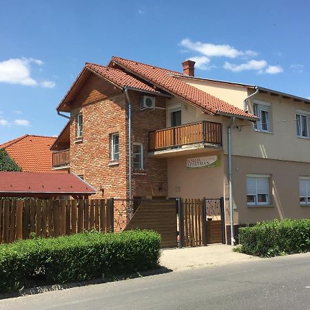 Bóbita Apartman Sárvár Exterior foto